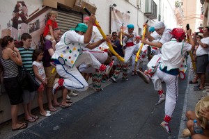 Espectáculo y música dan vida a las calles de Sitges.